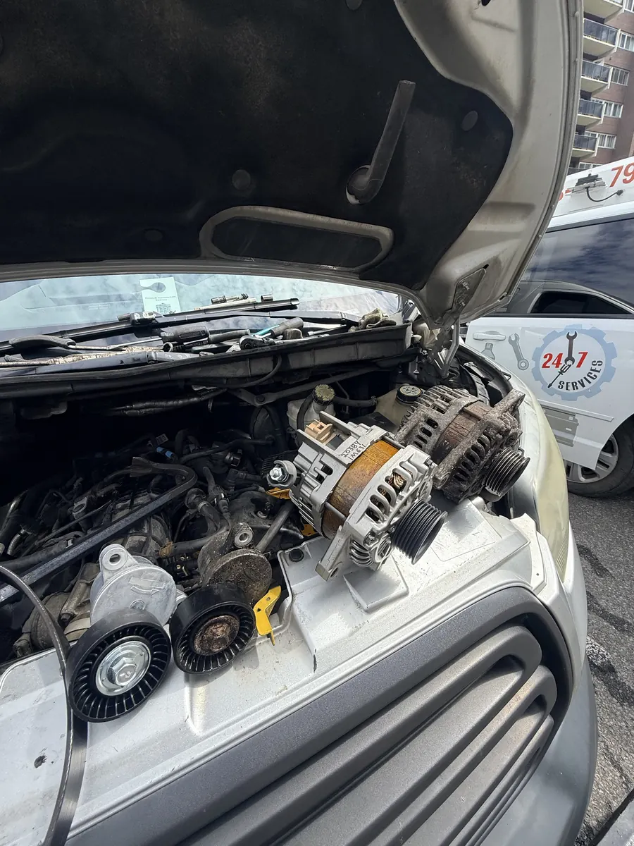 Ford Transit: Alternator, belt tensioner and idler pulley