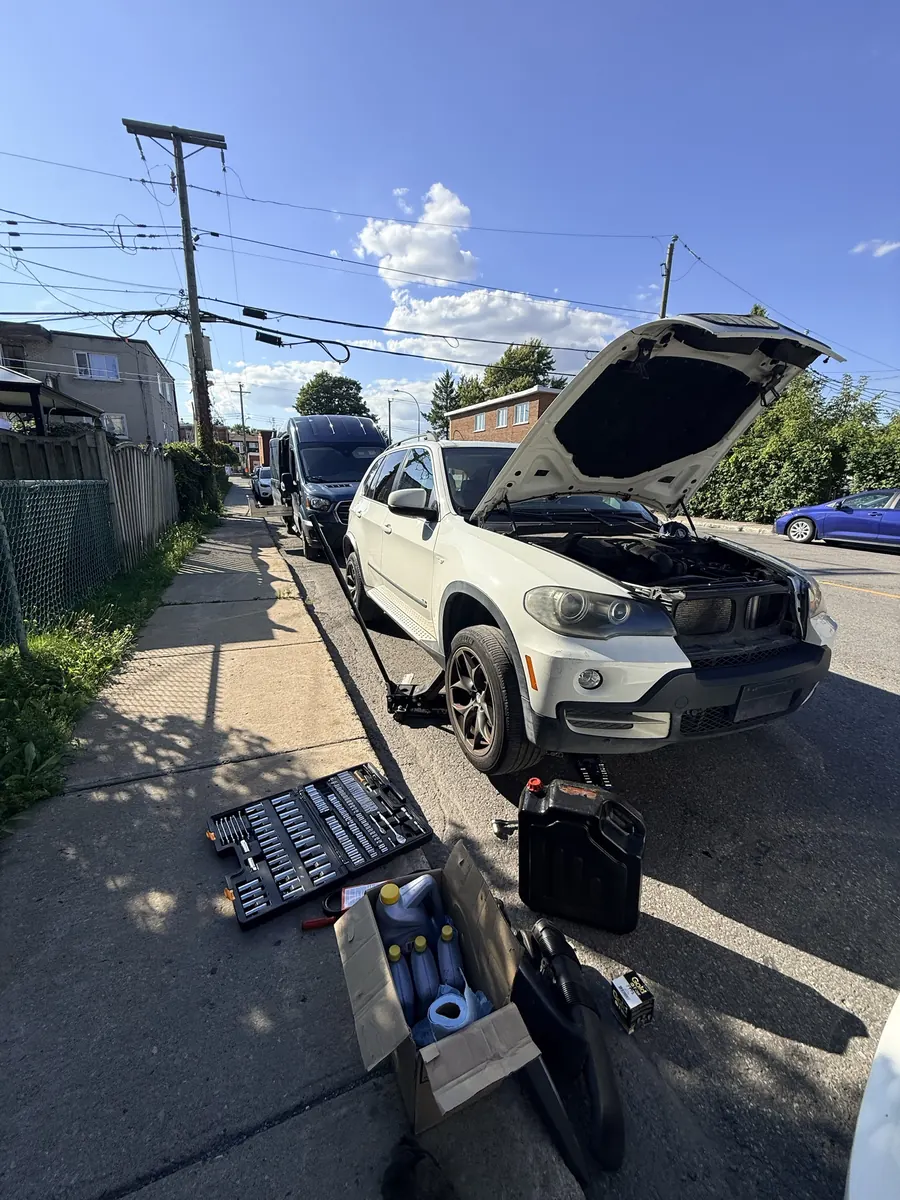 BMW X5: Oil change and maintenance at the curb