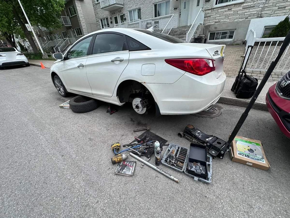 Hyundai Sonata: Brake job on the street