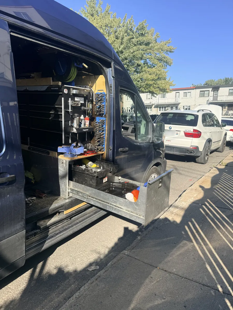BMW X5: Oil change and maintenance at the curb